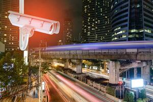 cctv seguridad cámara con Bangkok ciudad noche ligero en antecedentes. foto