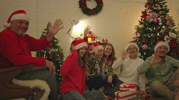 alegre Navidad y contento Días festivos alegre familia celebrando Navidad a hogar. video