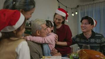 contento asiático familia celebrando Navidad y nuevo año juntos a hogar. video