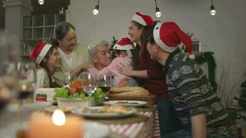 contento asiatico famiglia festeggiare Natale e nuovo anno insieme a casa. video