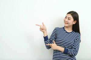 modelo asiático mujer es emocional contento y emocionado a recibir el premio foto