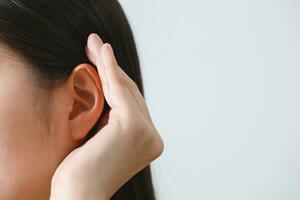 salud problemas, mujer tener un lote de dolor en el orejas. foto