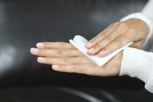 mujer utilizando pañuelo de papel papel limpiar tu manos a eliminar gérmenes foto