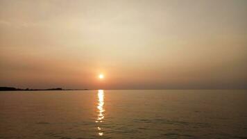 puesta de sol dorado momento, visto desde el costa de central Java, Indonesia foto