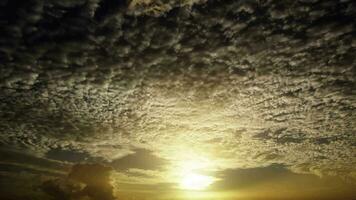 doux pluvieux des nuages dans lever du soleil video
