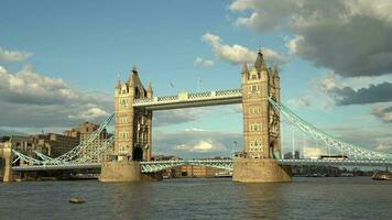 London Turm Brücke ist ein Waage gebaut Über das Fluss Themse video