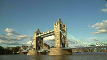 Londres torre puente es un báscula de puente construido terminado el río Támesis video