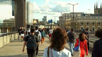 pessoas caminhando em a Londres ponte dentro atrasado tarde dentro verão video