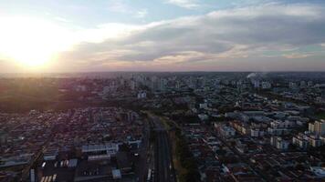 aéreo ver de el puesta de sol en el ciudad de marilia interior de sao paulo en 2021 video