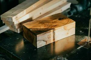 un de madera caja sentado en un mesa con madera piezas foto