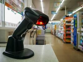 código de barras escáner en el cajero mesa en grande supermercados, selectivo enfocar, suave enfocar. foto