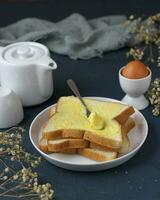 desayuno con pan, manteca, hervido huevo, y té foto