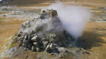 vapor de fumarola en hverir geotermia área. namafjall. Islandia video