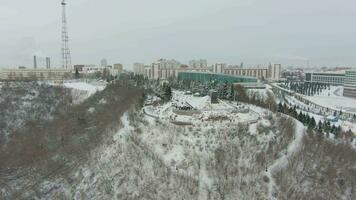 ufa città nel inverno. Russia. aereo Visualizza. fuco mosche lateralmente e verso l'alto video