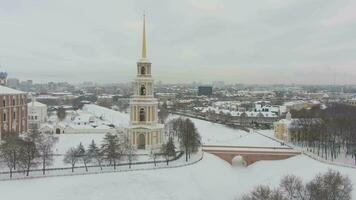 ryazan kreml och stadsbild i vinter- på molnig dag. klocka torn och katedral. Ryssland. antenn se. video