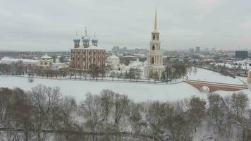ryazan het kremlin en stadsgezicht in winter Aan bewolkt dag. klok toren en kathedraal. Rusland. antenne visie. video