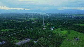 Antenne Aussicht von hoch Stromspannung Gitter Turm mit Draht Kabel beim Baum Wald mit Nebel im früh Morgen. bunt Landschaft mit Wald im Nebel, Sonnenstrahlen, Himmel, Wald im Winter Morgen. video