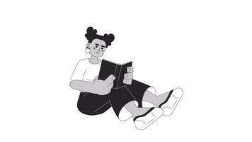 africano americano niña leyendo libro bw 2d personaje animación. negro joven mujer con libro de texto contorno dibujos animados 4k video, alfa canal. ratón de biblioteca hembra animado persona aislado en blanco antecedentes video