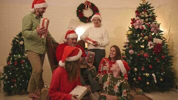 allegro Natale e contento vacanze allegro famiglia festeggiare Natale a casa. video