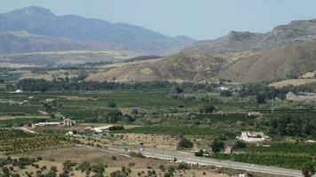 panorámico de montaña la carretera con tráfico en un Mediterráneo paisaje video