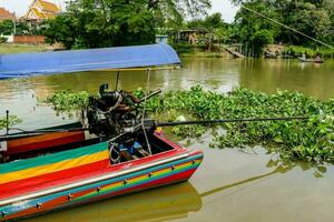 un pequeño barco en río foto