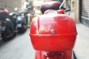 almacenamiento rojo caja en espalda de motocicleta. foto