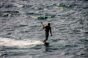 surfeando en el océano foto