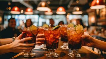 grupo de joven amigos diciendo salud participación tropical mezclado vistoso delicioso Fruta bebidas ai generado foto