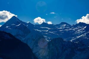 montaña paisaje con majestuoso picos, lozano verdor. naturaleza fotografía. escénico, al aire libre, aventura, viajar, senderismo, desierto, exploración. Alpes, Tirol y Austria. foto