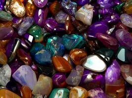 vistoso cristales de precioso piedras como antecedentes foto