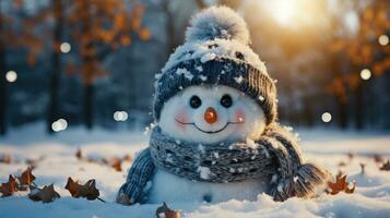 Navidad decoración con linda alegre muñecos de nieve en el nieve en el invierno jardín, ai generado. foto