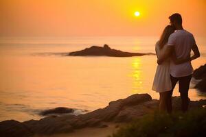 caucásico Pareja abrazando cada otro a playa durante puesta de sol foto