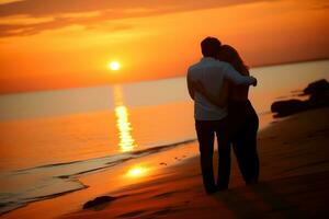 caucásico Pareja abrazando cada otro a playa durante puesta de sol foto