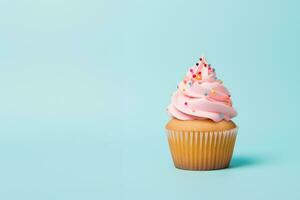 ai generado recién hecho magdalena con azotado crema en un delicado pastel antecedentes. foto