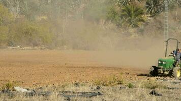 trekker werken in veld- video