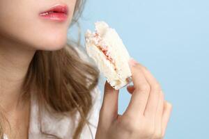 mujer comiendo comida foto