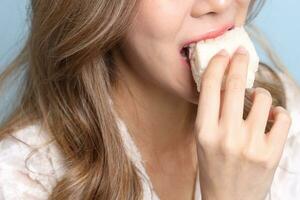 mujer comiendo comida foto