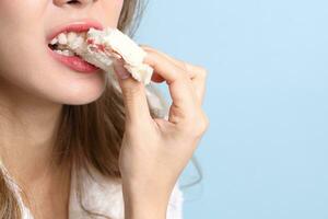 mujer comiendo comida foto