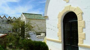 panoramica di tipico andaluso villaggio cimitero un' soleggiato giorno video