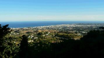 visión de conjunto de málaga pueblo de fuengirola con el mar a atardecer, pan video