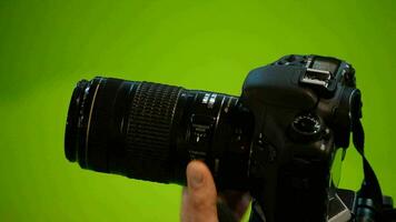 fotograaf met camera werken in druk op conferentie met chroma achtergrond video