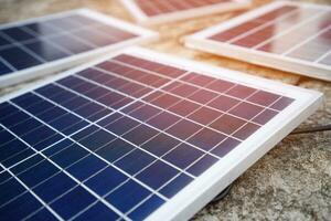 solar panel con luz de sol es limpiar energía a reducir global calentamiento foto