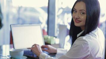 fille travail avec une portable dans une confortable café video