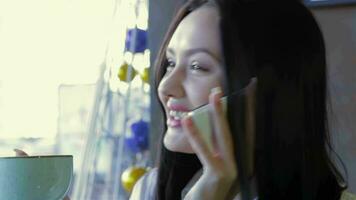 vrouw pratend Aan de telefoon in cafe video