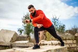 adulto hombre es hacer ejercicio al aire libre en soleado día. él es extensión su cuerpo. foto