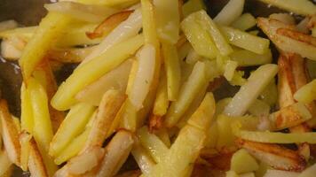 dorado patatas son frito en fritura pan con aceite. video