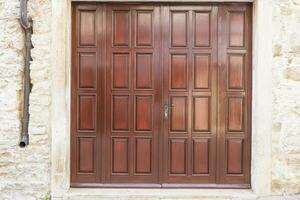imagen de un marrón Entrada puerta a un residencial edificio con un antiguo fachada foto
