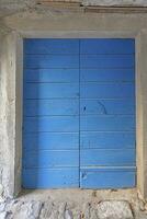 imagen de un azul Entrada puerta a un residencial edificio con un antiguo fachada foto