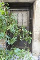 imagen de un marrón descuidado Entrada puerta a un residencial edificio con un antiguo fachada foto