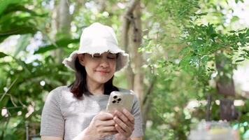 mulher usa Móvel telefone para toque rolagem tela do Smartphone navegando social video